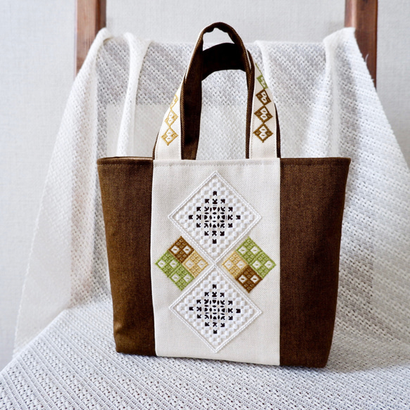 和洋刺繍のミニバッグ＊黄茶デニム＊猫の目【ハーダンガー刺繍×こぎん 