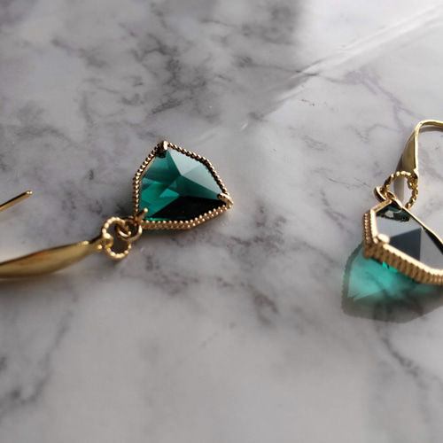 じばにゃん☺︎ 1点作品☆ 大粒エメラルドピアス　イヤリングに変更可能☺︎ 再々々・・・販♪】～colored glass～ 差し色 ピアス/イヤリング