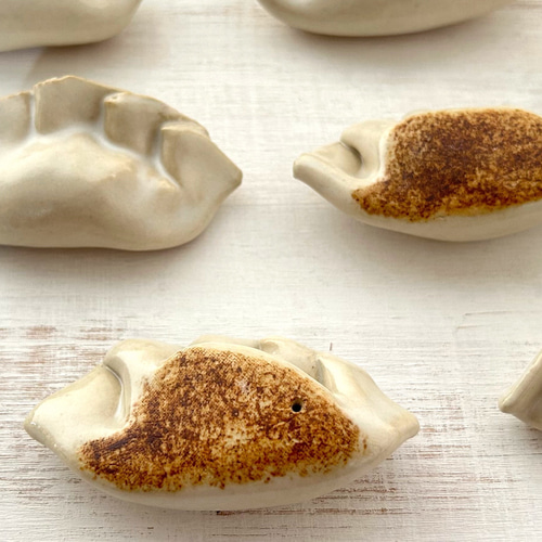 餃子の箸置き（2個セット） 箸・箸置き imuk 通販 12485527｜Creema