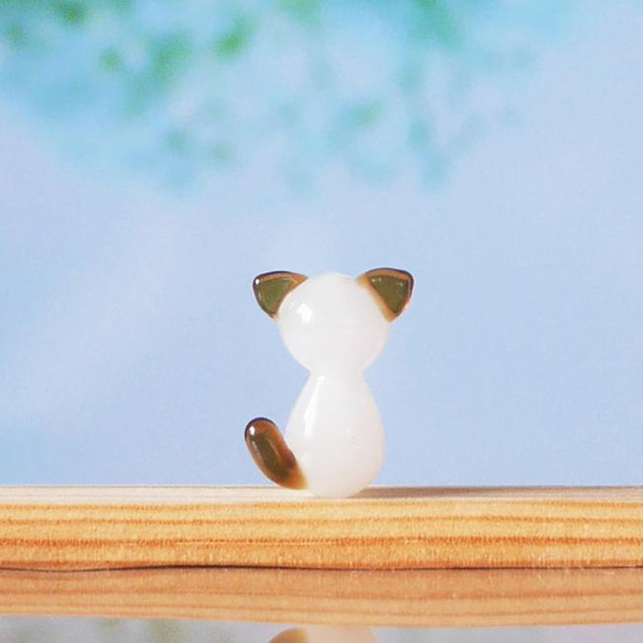 猫 とんぼ玉（ガラスビーズ）（白茶）【限定ビーズ】 3枚目の画像