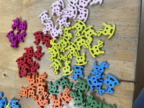 ウッドボタン　可愛い飾り＊  木馬 ＊ 20個　入荷 3枚目の画像