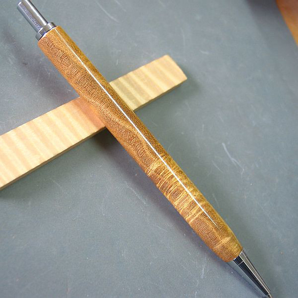 御藏島桑】木軸シャープペン 黄金桑と呼ばれる珍しい材【即日 御藏島桑】木軸シャープペン 黄金桑と呼ばれる珍しい材【即日