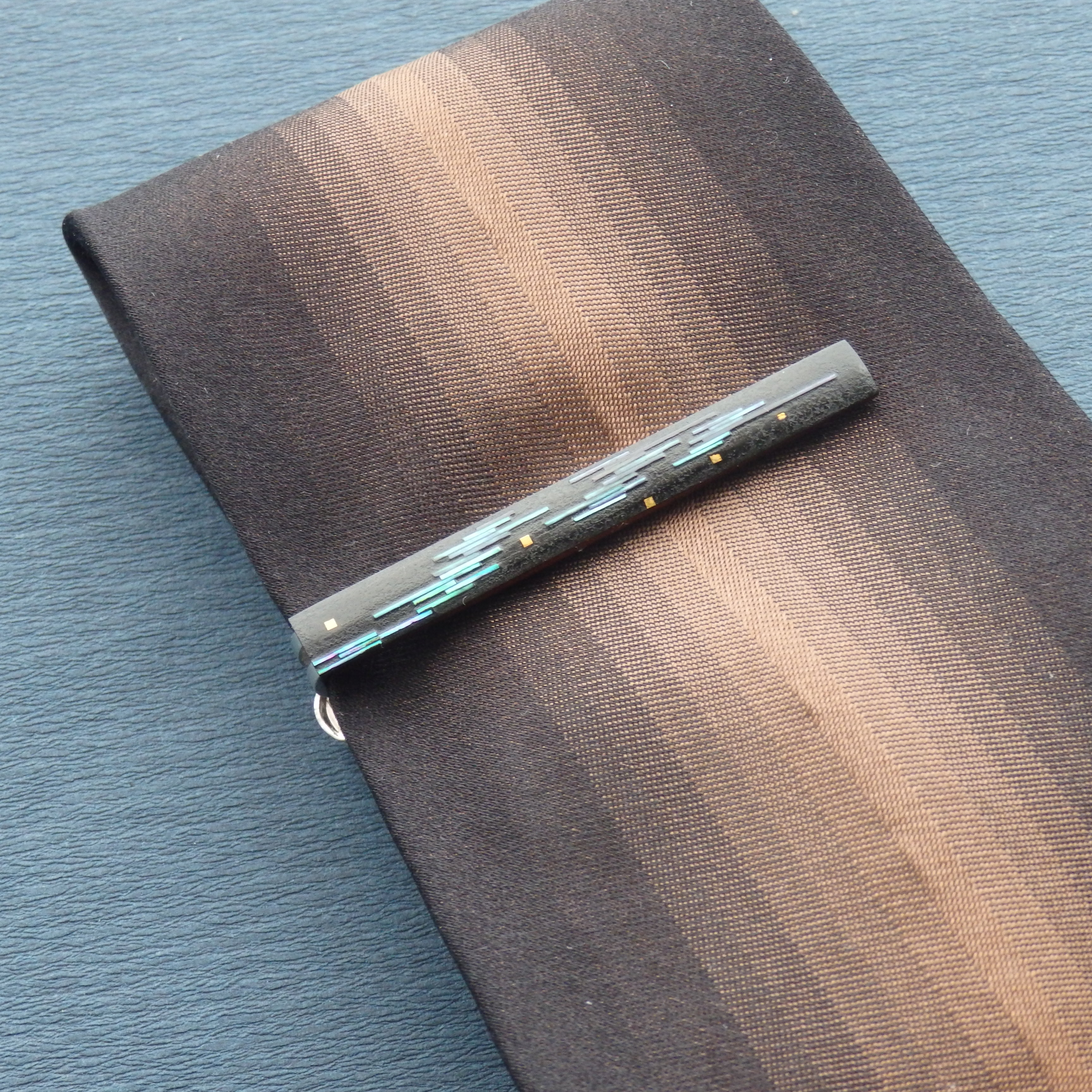 漆芸ストライプ螺鈿ネクタイピン　ラウンドシェイプ