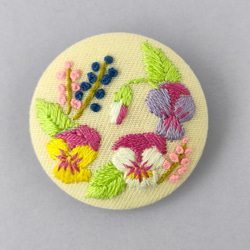 庭に咲くビオラ・パンジー刺繍ブローチ（生成り） 2枚目の画像