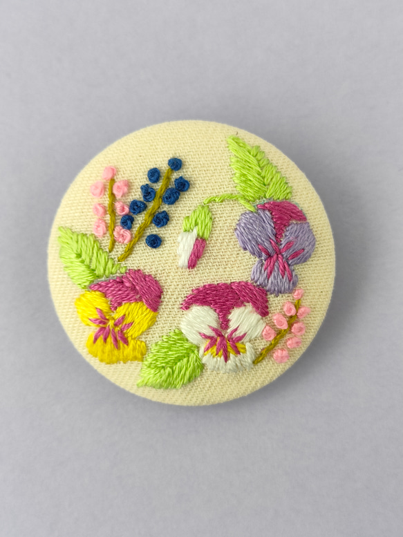庭に咲くビオラ・パンジー刺繍ブローチ（生成り） 2枚目の画像