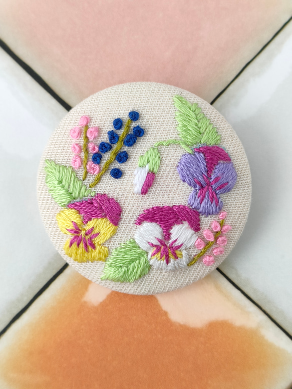 庭に咲くビオラ・パンジー刺繍ブローチ（生成り） 3枚目の画像