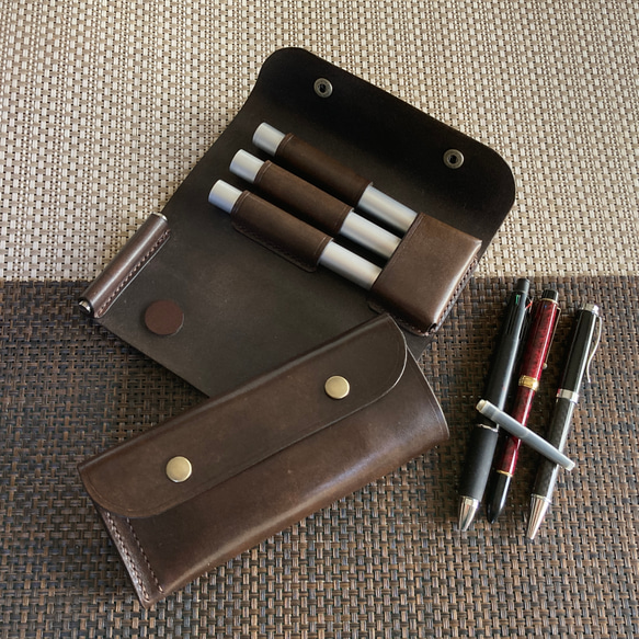 [3支獨立鋼筆，鞣製皮革製成，深棕色染色] 鋼筆盒（含墨水匣），筆盒，鉛筆盒 第2張的照片