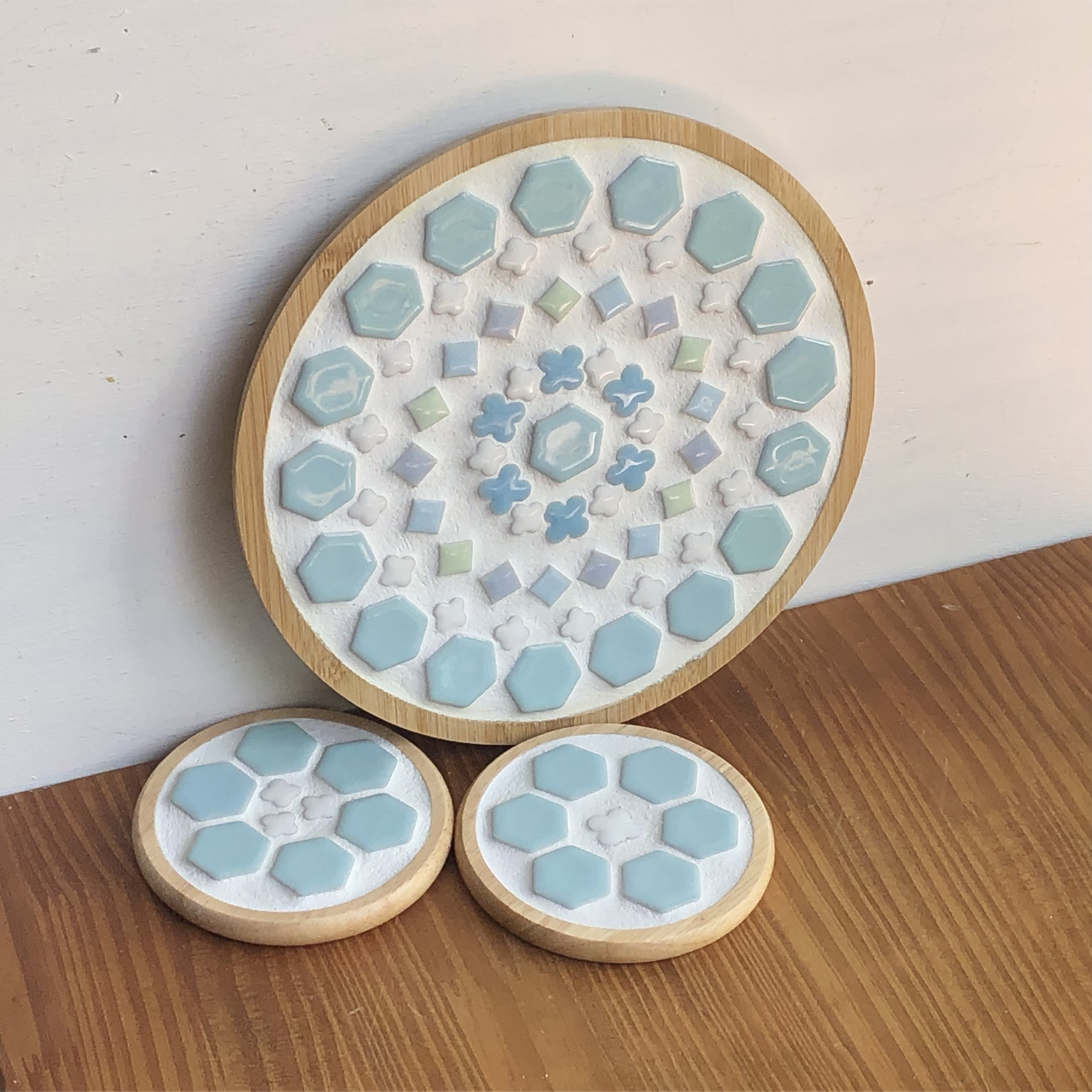 プレゼントにおすすめ☆レトロな鍋敷き＆コースターのセット　スカイブルー　木製鍋しき　美濃焼モザイクタイル