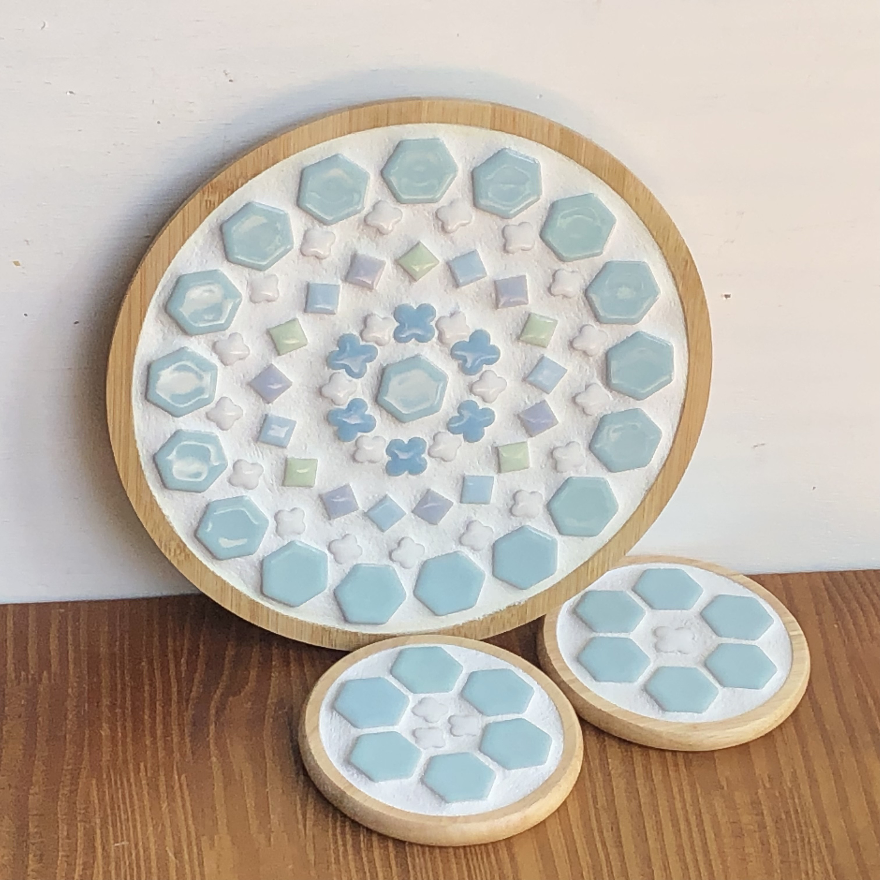プレゼントにおすすめ☆レトロな鍋敷き＆コースターのセット　スカイブルー　木製鍋しき　美濃焼モザイクタイル