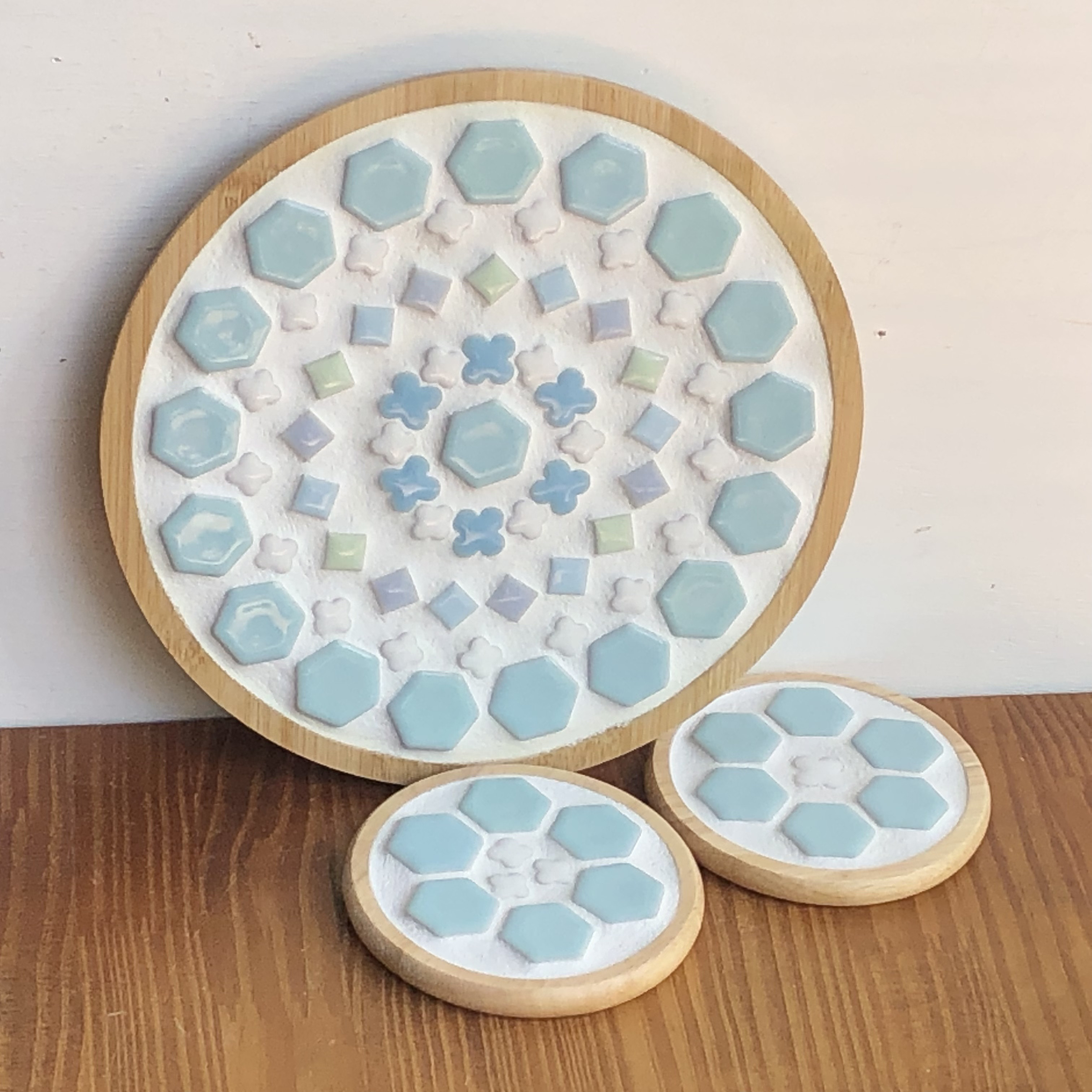 プレゼントにおすすめ☆レトロな鍋敷き＆コースターのセット　スカイブルー　木製鍋しき　美濃焼モザイクタイル