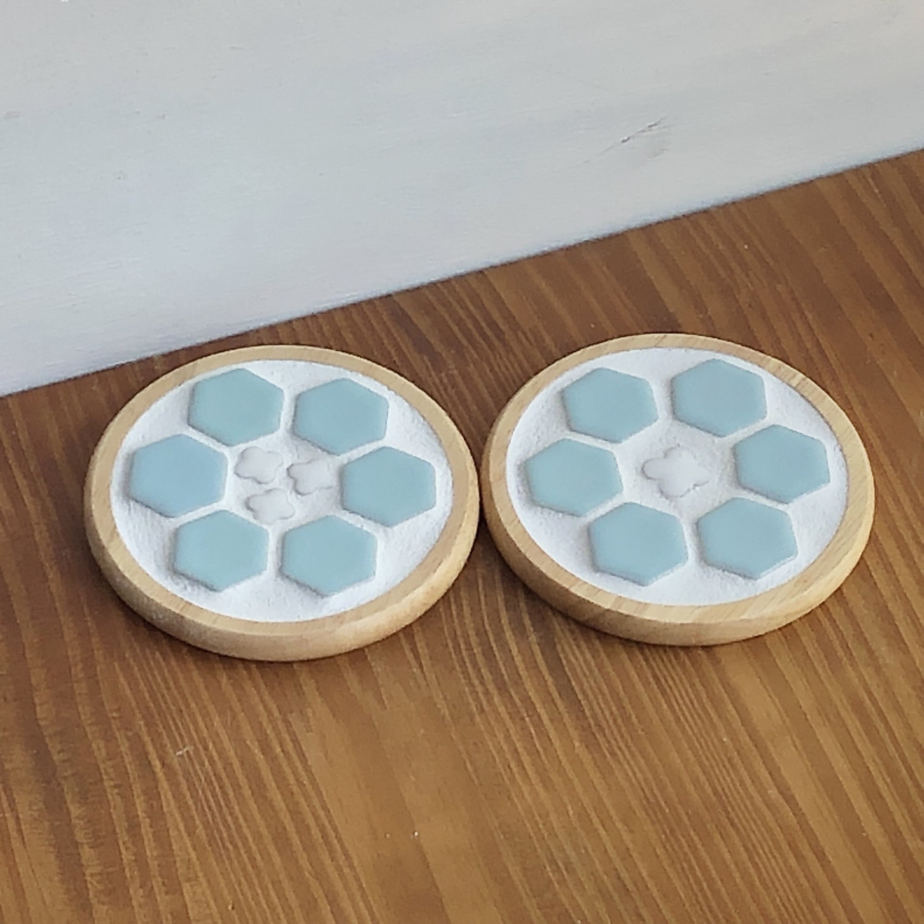 プレゼントにおすすめ☆レトロな鍋敷き＆コースターのセット　スカイブルー　木製鍋しき　美濃焼モザイクタイル