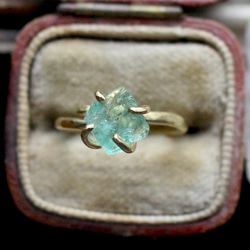 信頼と自信【一点物】グリーンアパタイト原石の一粒の天然石真鍮ゴールドリング　フリーサイズ　指輪 1枚目の画像