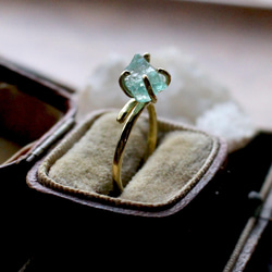 信頼と自信【一点物】グリーンアパタイト原石の一粒の天然石真鍮ゴールドリング　フリーサイズ　指輪 3枚目の画像