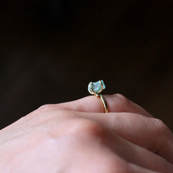 信頼と自信【一点物】グリーンアパタイト原石の一粒の天然石真鍮ゴールドリング　フリーサイズ　指輪 6枚目の画像