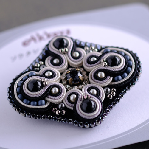 8g！ソウタシエ刺繍ダイヤモンドブローチ/黒モノトーン/soutache/ご