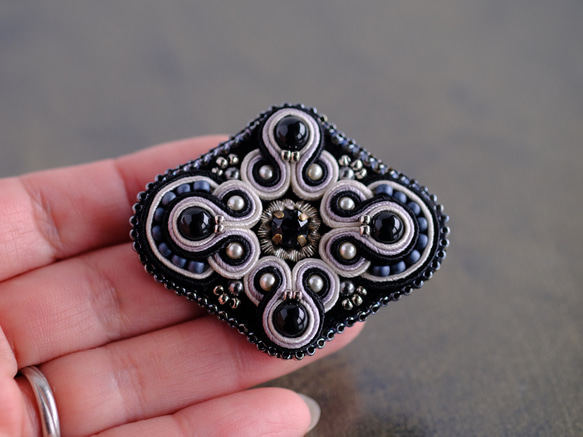 8g！ソウタシエ刺繍ダイヤモンドブローチ/黒モノトーン/soutache/ご褒美アクセサリー 2枚目の画像