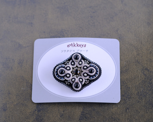 8g！ソウタシエ刺繍ダイヤモンドブローチ/黒モノトーン/soutache/ご