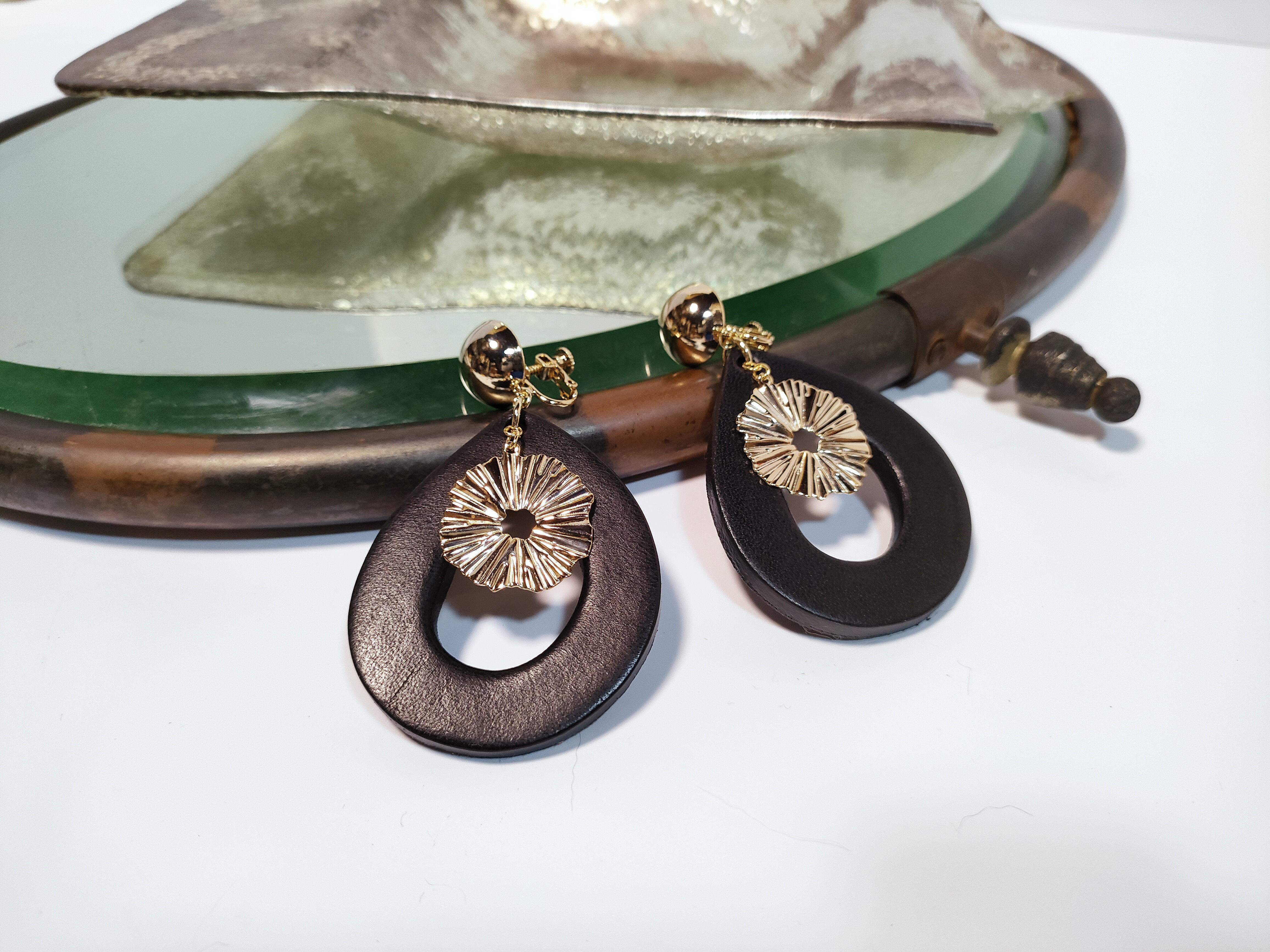 【牛革スムース/ブラック】 ドロップ型フラワーチャーム ピアス大 ゴールド (ピアス変更可)　大ぶりイヤリング