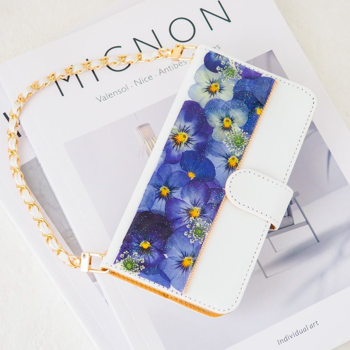 ＊ブルービオラとゴールドチェーンの手帳型押し花ケース＊345’全機種対応 本物のお花 スマホショルダー iPhone17