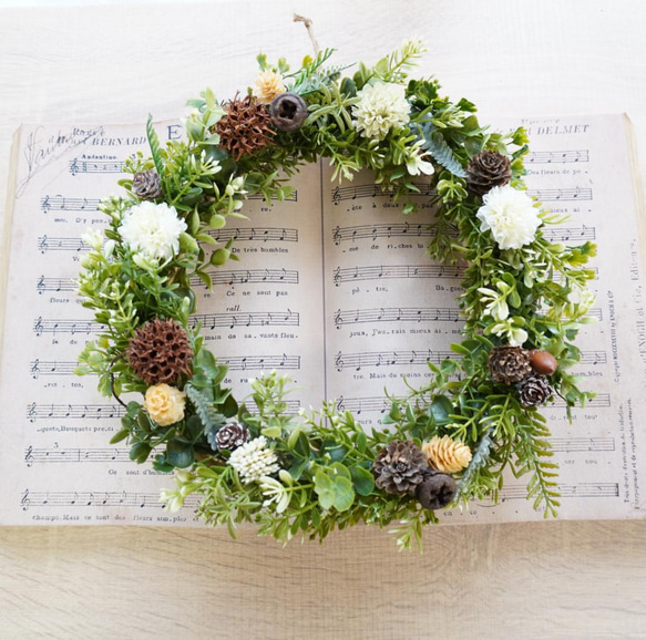 玄関を爽やかに彩る森の実りのアーティフィシャルフラワーリース  