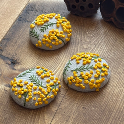 オーダー受付ページ　刺繍ブローチ　ヘアゴム ミモザの刺繍ブローチorヘアゴム ブローチ KARU 通販 12503232｜Creema