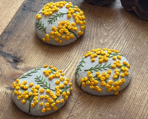 ミモザの刺繍ブローチorヘアゴム ブローチ KARU 通販 12503232