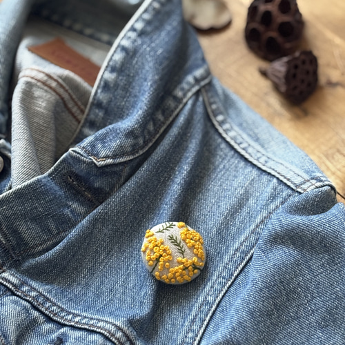 ミモザの刺繍ブローチorヘアゴム ブローチ KARU 通販 12503232｜Creema