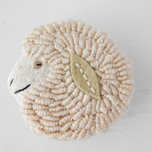 モコモコひつじ 刺繍ブローチ 【受注製作】 ブローチ 手刺繍小物＊宝珠