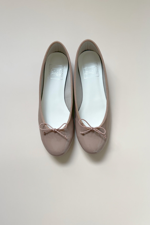 FIKA-ピンクベージュ・エナメル| フラットバレエシューズ