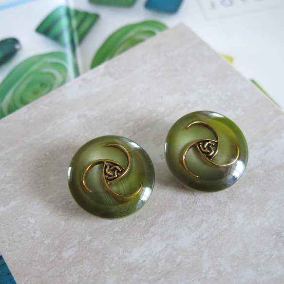 モスグリーン ゴールド装飾デザイン 高級ヴィンテージボタンイヤリング