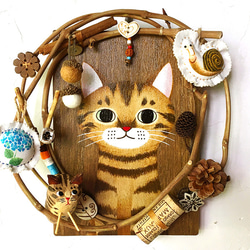キジトラ猫のリース仕立てウォールアートdecoボード 1枚目の画像