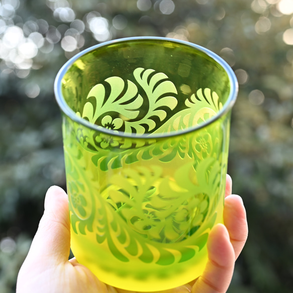 「ゴシック」 サンドブラスト 緑 グラス 1枚目の画像
