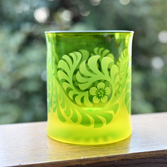 「ゴシック」 サンドブラスト 緑 グラス 2枚目の画像