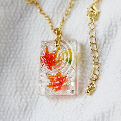 湖面に浮かぶ紅葉のネックレス もみじ イチョウ ディップアート お