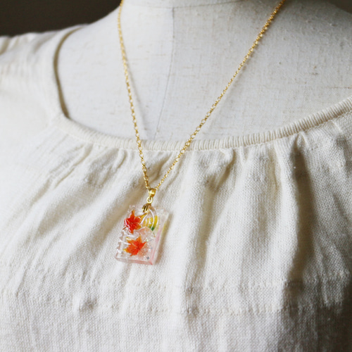 湖面に浮かぶ紅葉のネックレス もみじ イチョウ ディップアート お