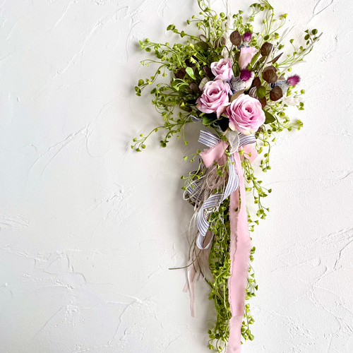 ローズのアンティークな壁飾り ピンクパープル フラワーアレンジ 高級