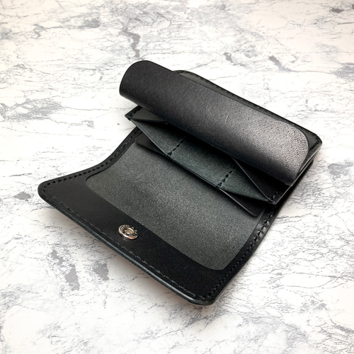 一生ものの黒」を手に。栃木レザー ミニトラッカーウォレット 本革