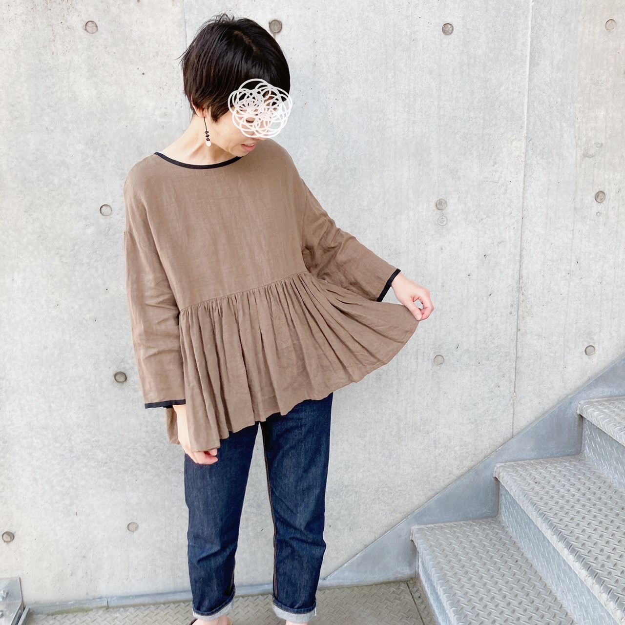 配色リボンがポイント！後ろリボンギャザーブラウス フレンチリネン　くすみカラー　ブラウン