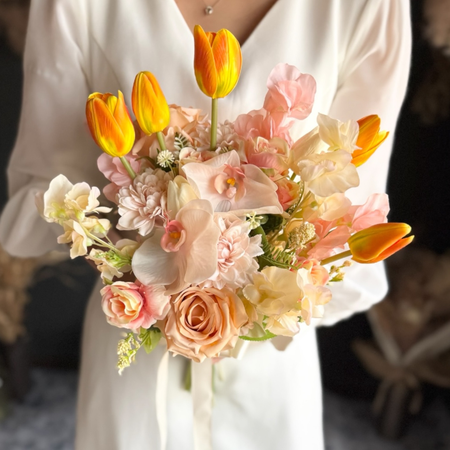 【送料無料】オレンジチューリップ×胡蝶蘭クラッチブーケ☆ブートニア