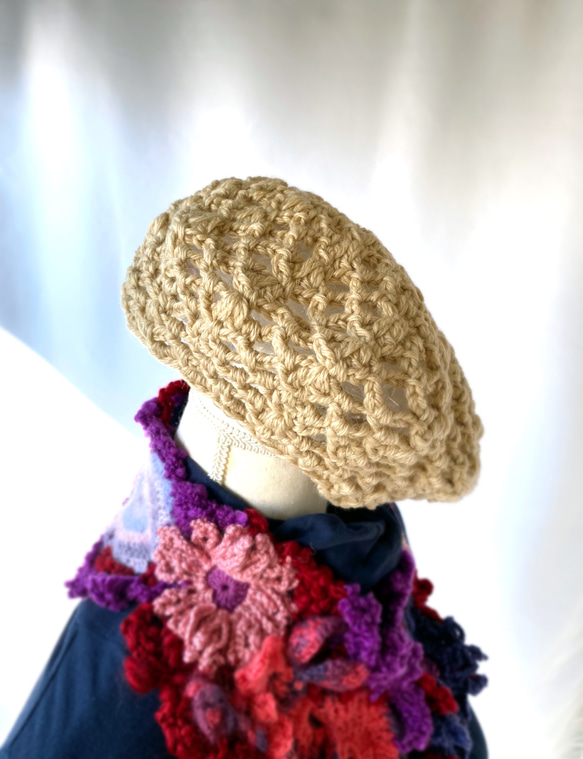 スタイルが決まるベレー帽　小顔効果　ベージュ手編みクロッシェ模様編みさっとかぶれてあったかいウール　　レディース用帽子 5枚目の画像