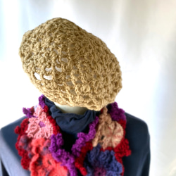 スタイルが決まるベレー帽　小顔効果　ベージュ手編みクロッシェ模様編みさっとかぶれてあったかいウール　　レディース用帽子 1枚目の画像