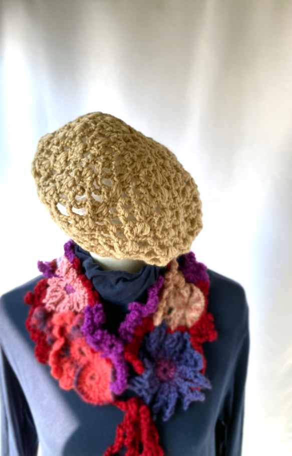 スタイルが決まるベレー帽　小顔効果　ベージュ手編みクロッシェ模様編みさっとかぶれてあったかいウール　　レディース用帽子 1枚目の画像