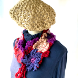 スタイルが決まるベレー帽　小顔効果　ベージュ手編みクロッシェ模様編みさっとかぶれてあったかいウール　　レディース用帽子 6枚目の画像
