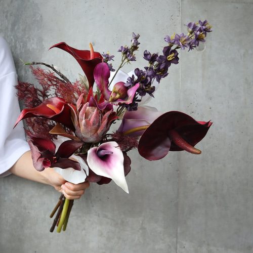 おしゃれ花嫁に人気の胡蝶蘭やアンスリウムを束ねたワインレッドブーケ