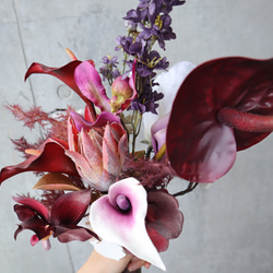おしゃれ花嫁に人気の胡蝶蘭やアンスリウムを束ねたワインレッドブーケ♡ウェディングブーケ アーティフィシャルフラワー 3枚目の画像