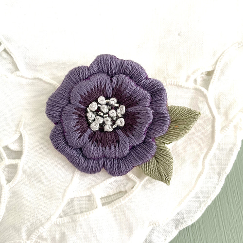 受注制作］クラシカルフラワーの刺繍ブローチ＊ダークパープル