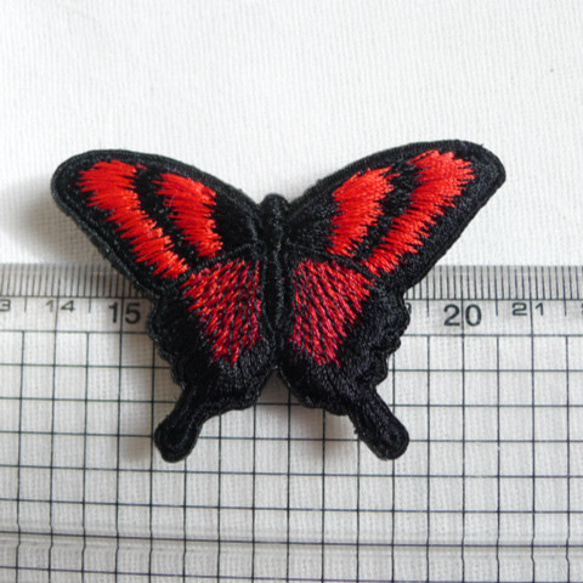 赤と黒の揚羽蝶刺繍帯留め 8枚目の画像