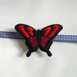赤と黒の揚羽蝶刺繍帯留め 1枚目の画像