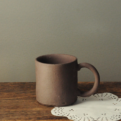 無釉陶器のマグカップ【焦げ茶】 2枚目の画像