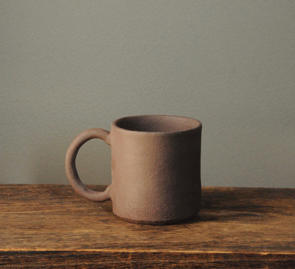 無釉陶器のマグカップ【焦げ茶】 1枚目の画像